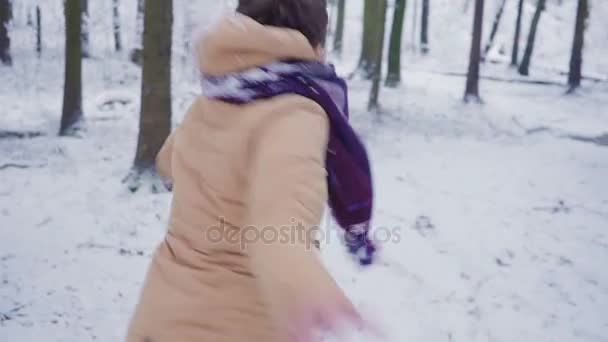 冬の森で幸せな若い女。ジャンプやダンス — ストック動画