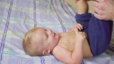 Baba öper, hugs ve küçük oğlu gıdıklıyor.