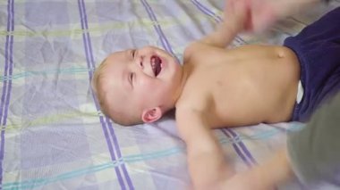 Baba ile oğlu özel jimnastik egzersizleri yapıyor. Sağlıklı bir yaşam tarzı. Ağır çekim