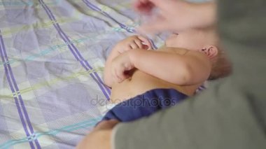 Baba ile oğlu özel jimnastik egzersizleri yapıyor. Sağlıklı bir yaşam tarzı. Ağır çekim