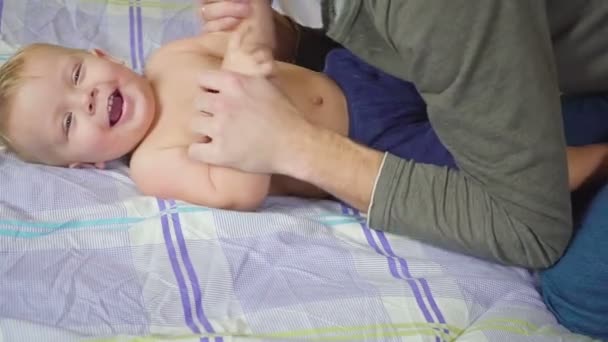 Baba öper, hugs ve küçük oğlu gıdıklıyor. — Stok video