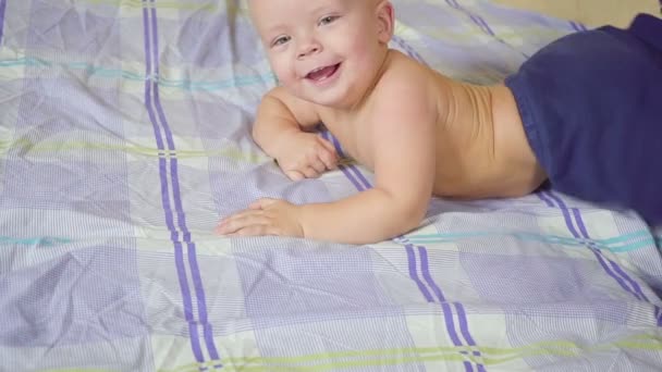 Padre con su hijo haciendo ejercicios especiales de gimnasia. Estilo de vida saludable. Movimiento lento — Vídeos de Stock