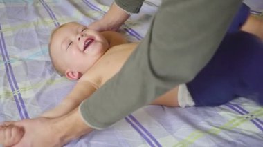 Baba öper, hugs ve küçük oğlu gıdıklıyor.