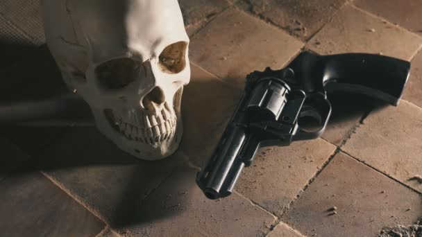 Money and a revolver near the skull. Criminal concept — Stock Video