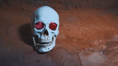 insan kafatası kırmızı kalp ile. Kalpler kafatası yavaş düşer. Sevgililer günü için kavram. AIDS