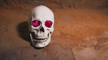 insan kafatası kırmızı kalp ile. Kalpler kafatası yavaş düşer. Sevgililer günü için kavram. AIDS