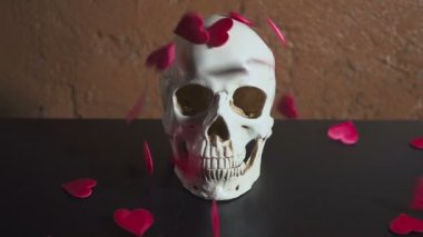 insan kafatası kırmızı kalp ile. Kalpler kafatası yavaş düşer. Sevgililer günü için kavram. AIDS