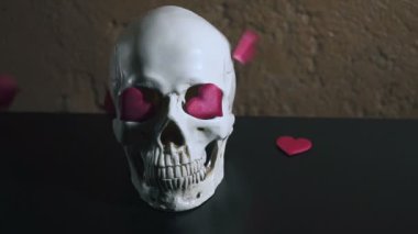 insan kafatası kırmızı kalp ile. Kalpler kafatası yavaş düşer. Sevgililer günü için kavram. AIDS