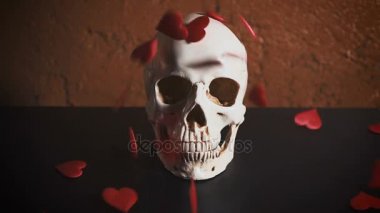 insan kafatası kırmızı kalp ile. Kalpler kafatası yavaş düşer. Sevgililer günü için kavram. AIDS