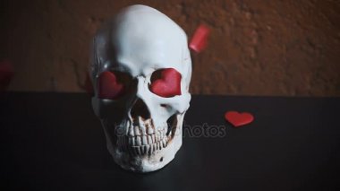 insan kafatası kırmızı kalp ile. Kalpler kafatası yavaş düşer. Sevgililer günü için kavram. AIDS