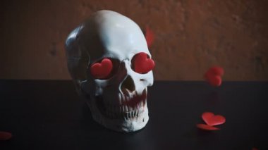 insan kafatası kırmızı kalp ile. Kalpler kafatası yavaş düşer. Sevgililer günü için kavram. AIDS