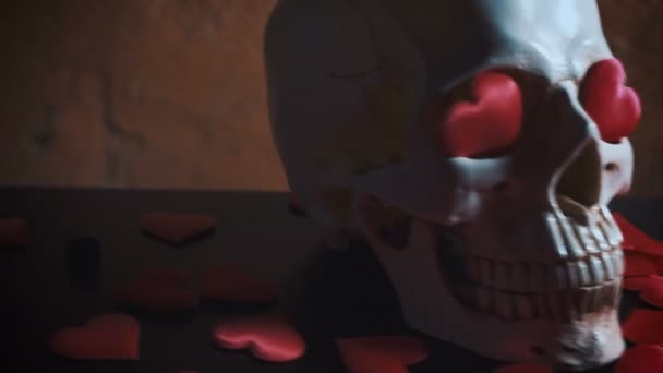 赤いハートと人間の頭蓋骨。バレンタインデーのための概念。エイズ — ストック動画