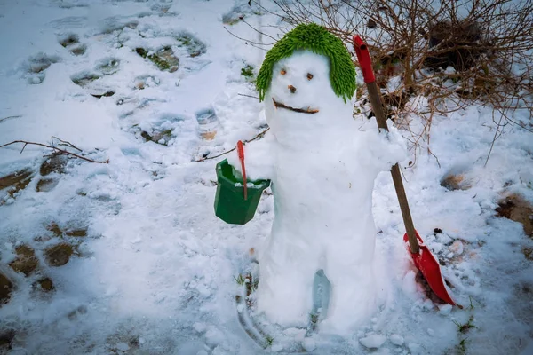 Yeşil şapkasını sevimli gülümseyen kardan adam