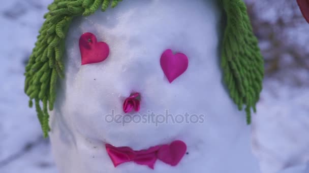 Cute usmívající se sněhulák s očima srdce pro valentinky den — Stock video