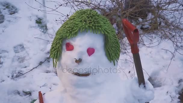 Cute usmívající se sněhulák s očima srdce pro valentinky den — Stock video