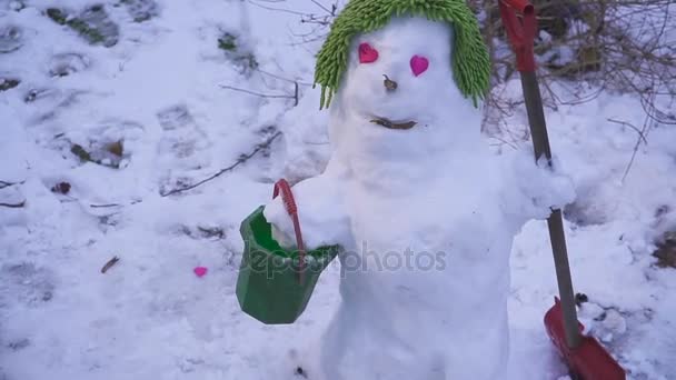Симпатичний сніговик усміхнені очі серцем день Святого Валентина — стокове відео