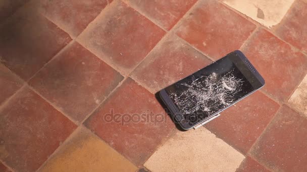 Hammerschlag gegen ein Smartphone, zerbrochenes Touchscreen-Glas in Zeitlupe. Scherben. — Stockvideo