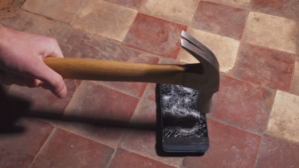 Hammer krasch slår en smartphone, trasig touch skärm glas slowmotion snabb. Skärvor fragment. — Stockvideo