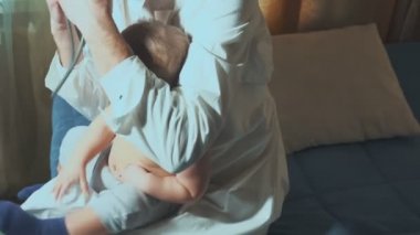 Doktor hastanın bebek evde ziyaret etti. Bebek stetoskop ile
