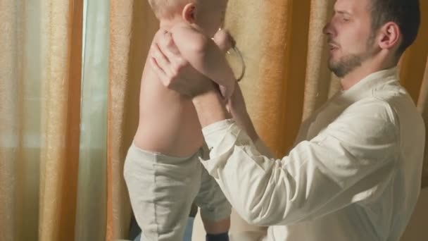 Lekarz wizyty w domu pacjenta dziecka. Dziecko z stetoskop — Wideo stockowe