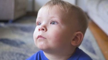 Bir yaşındaki çocuk TV - dolly atış izliyor. Küçük çocuk çizgi film odasında TV izliyor.