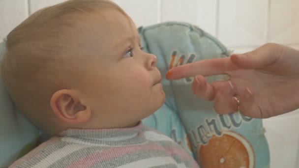 Kisfiú eszik kaviárt, a konyhában — Stock videók