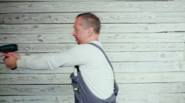 Bir tornavida olan bir adam. İşçi tamirci, çalışma türden Oluşturucu.