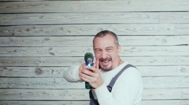 Deli Oluşturucu. Delme ve öfkeyle kameraya bakarak duygusal adam.