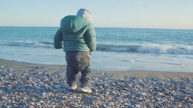 Bebeğin bir yaşam tarzı. Çocuk denizde görünüyor