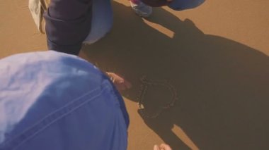 Aile yaşam tarzı. Anne ve bir yaşında çocuk denize sıfır plaj oynamak