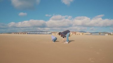 Aile yaşam tarzı. Anne ve bir yaşında çocuk denize sıfır plaj oynamak