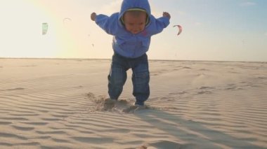 Birçok sporcu kitesurfing deniz sahilde bebekle. Ağır çekim