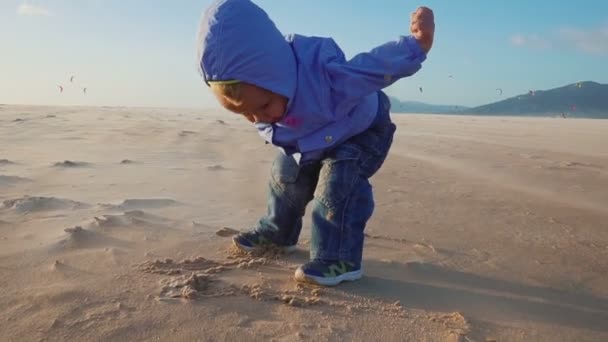 Bebê com muitos atletas kitesurf na praia do mar. correndo e jogando câmera lenta — Vídeo de Stock
