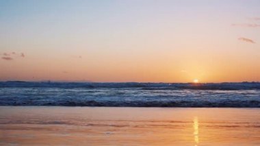 gün batımında okyanus kıyısında. ağır çekim