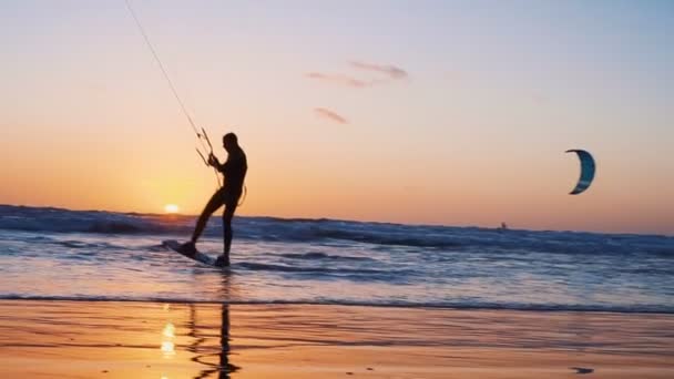 Kitesurfing surfař plachty na vlny oceánu. Maledivy. Zpomalený pohyb — Stock video