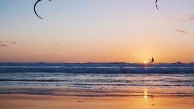 Uçurtma sörf sörfçü okyanus dalgası üzerinde yelken. Maldivler. Ağır çekim
