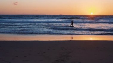 Uçurtma sörf sörfçü okyanus dalgası üzerinde yelken. Miami. Ağır çekim