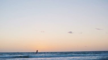 Uçurtma sörf sörfçü okyanus dalgası üzerinde yelken. Miami. Ağır çekim