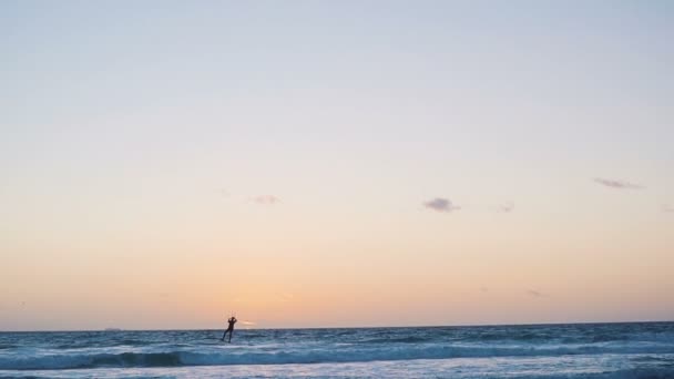 O surfista de kitesurf navega na onda do oceano. Em Miami. Movimento lento — Vídeo de Stock