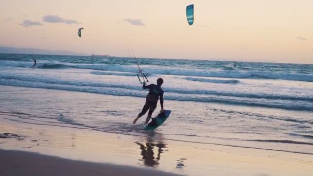 Kitesurfing surfař plachty na vlny oceánu. Miami. Zpomalený pohyb — Stock video