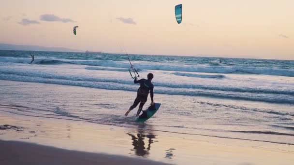 The kite-surfing surfer sails on the ocean wave. Miami. Slow motion — Stock Video