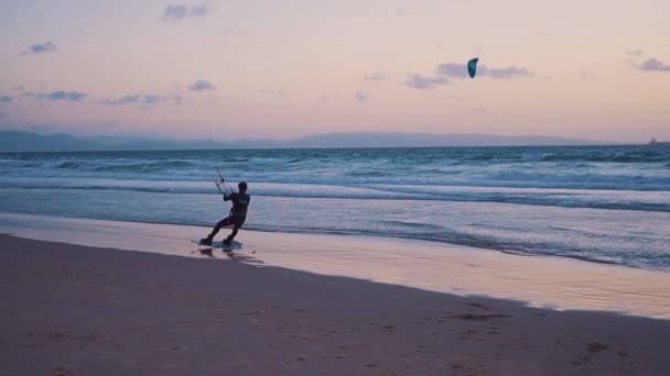 Surfer kitesurfing żagle na ocean fala. Wyspy Kanaryjskie. Zwolnionym tempie — Wideo stockowe