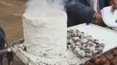 Kestane bir sokak satıcısı tarafından bir tavada kavurma. İspanya. Sevilla