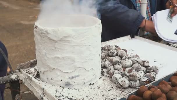 Castanhas assando em uma panela de ato de fritar por um vendedor de rua. Espanha. Sevilha — Vídeo de Stock