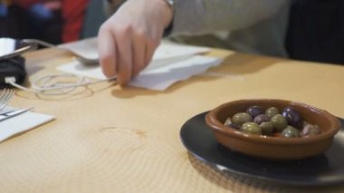 Bir partide gözlük içine dökme şarap dostum