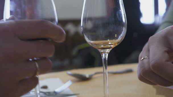 Człowiek, wlewając wino do szklanek na imprezie — Wideo stockowe