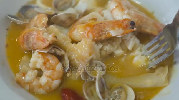 Mão a comer carne de caranguejo azul. Estilo tailandês refeição de frutos do mar Mediterrâneo Cozinha — Vídeo de Stock