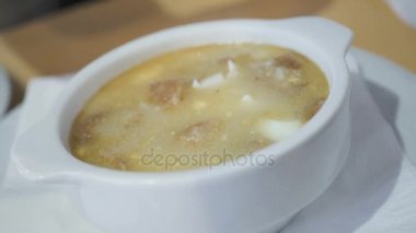 kadın bir restoran closeup çorbaya yiyor