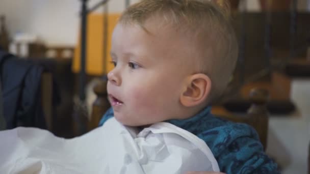 Mère nourrissant bébé belle soupe dans le café. Délicieux — Video