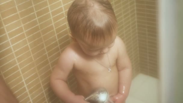 Bebé niño una ducha con agua de juego en el baño — Vídeo de stock